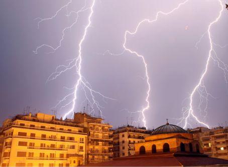 Ισχυρά καιρικά φαινόμενα έπληξαν το νομό Θεσσαλονίκης το βράδυ της Δευτέρας