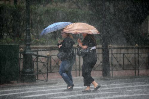 Προβλήματα από την ξαφνική μπόρα στην Αττική