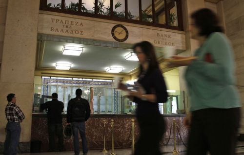 Νοικοκυριά και επιχειρήσεις αδυνατούν να εξοφλήσουν τραπεζικές οφειλές