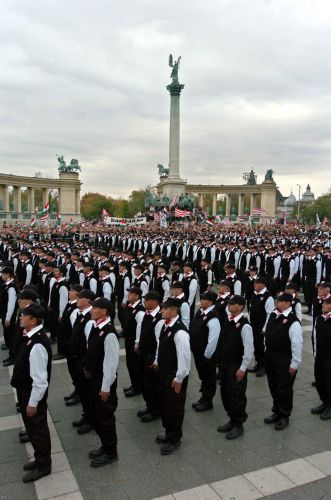 Απαγόρευση της ακροδεξιάς παραστρατιωτικής «Ουγγρικής Φρουράς» υπόσχεται η Βουδαπέστη