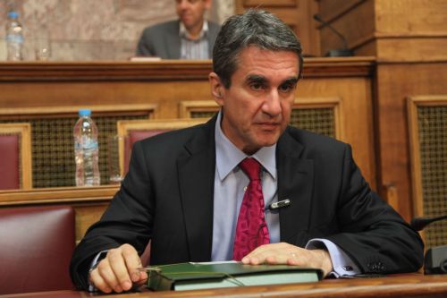 Κατατέθηκε η ρύθμιση Λοβέρδου που «παγώνει» αυξήσεις πέραν του Μνημονίου