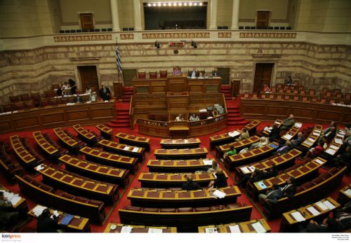 Ψηφίστηκε η τροπολογία που παγώνει για έναν χρόνο τις αυξήσεις με αποφάση Διαιτησίας