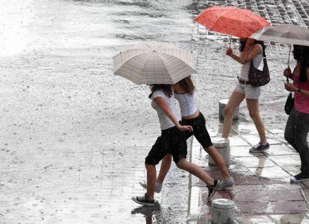 Διακοπές ρεύματος και προβλήματα στους δρόμους από ξαφνικό μπουρίνι στη Θεσσαλονίκη