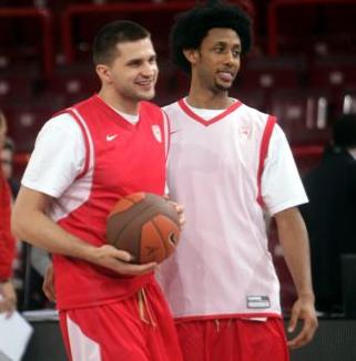 Ο Ολυμπιακός ψάχνει τον αντι-Κλέιζα και περιμένει τον Τσίλντρες