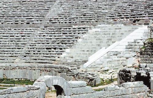«Δίκοπο μαχαίρι» για τους αρχαιολόγους η αποκατάσταση του Αρχαίου Θεάτρου της Δωδώνης
