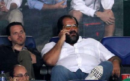 Αιχμές Πατέρα κατά εφημερίδων, απάντηση Βαρδινογιάννη για τα συνθήματα