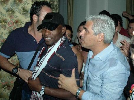 Αποθέωση για Γκέρεμι από οπαδούς της ΑΕΛ και… Πηλαδάκη