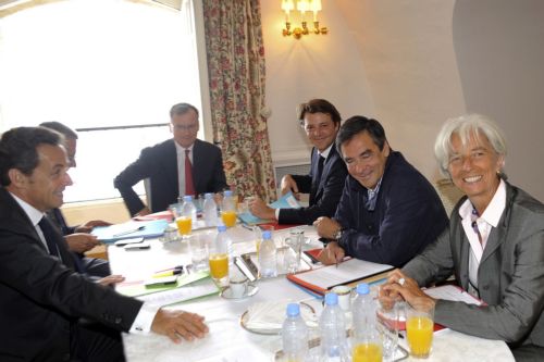 Μαχαίρι σε επιδόματα και απαλλαγές στη Γαλλία για τον περιορισμό του ελλείμματος