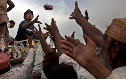 Μεταξύ ΔNT και Ταλιμπάν, το Πακιστάν προσπαθεί  να περιθάλψει τα θύματα των πλημμυρών