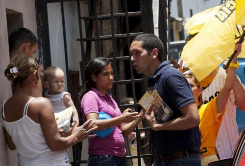 «Αγοράστε κουπόνια και κερδίστε προσθετική στήθους» το μήνυμα υποψηφίου των βουλευτικών στη Βενεζουέλα