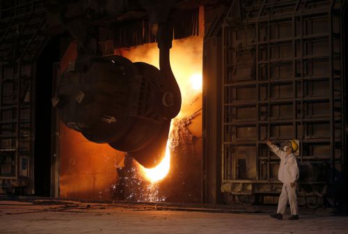 Στο κλείσιμο χιλιάδων ενεργοβόρων εργοστασίων προχωρά η Κίνα