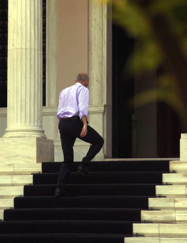 «Κόκκινο πανί» για την αντιπολίτευση η πρόσληψη συμβούλων στο πρωθυπουργικό γραφείο