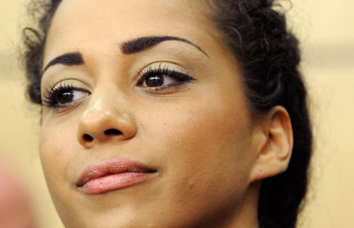 Γερμανίδα ποπ σταρ, φορέας του HIV, άφηνε στο σκοτάδι τους συντρόφους της