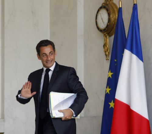 Σε κλοιό κριτικής, πίεσης και «μαύρων» δημοσκοπήσεων ο Νικολά Σαρκοζί