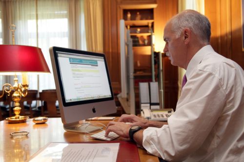 Με αλλαγές στο κυβερνητικό σχήμα φαίνεται να επιστρέφει από την Πάρο ο πρωθυπουργός