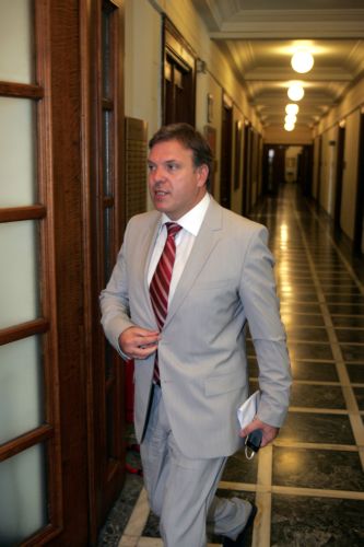 Κλείνουν επτά γραφεία Τύπου και Επικοινωνίας στο εξωτερικό