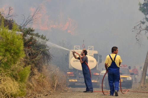 Ολονύχτια μάχη με τις φλόγες σε Κεφαλονιά, Λευκάδα, Ζάκυνθο και Ζηλευτό Λαμίας