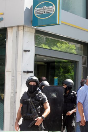 Καταζητούμενος για ανθρωποκτονία ο ληστής που κρατούσε ομήρους στον Πειραιά