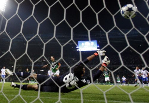 Τα μάτια στη ρεβάνς της Γένοβας με φόντο τους χρυσοφόρους ομίλους