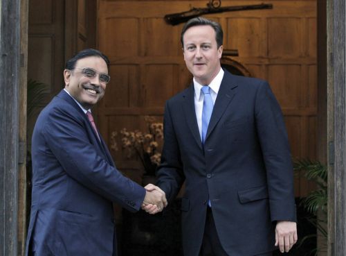 Η τρομοκρατία στην ατζέντα των συνομιλιών Κάμερον-Ζαρντάρι στη Βρετανία