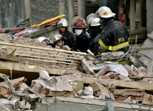 Δύο νεκροί και ένας αγνοούμενος από την κατάρρευση κτιρίου σε συνοικία του Μπουένος Αϊρες