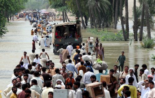 Νέες βροχές δημιουργούν τεράστια προβλήματα στους πληγέντες σε Κίνα, Πακιστάν