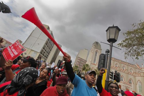 Χιλιάδες δημόσιοι υπάλληλοι διαδηλώνουν στη Νότιο Αφρική ζητώντας αυξήσεις