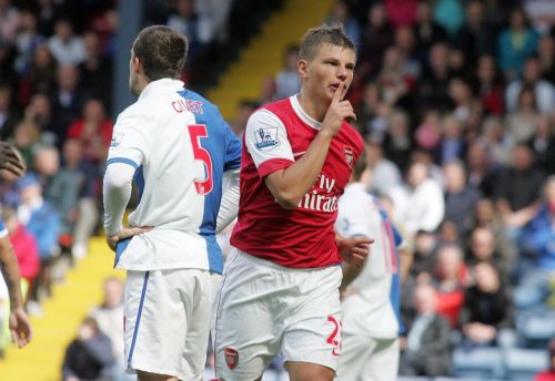 Στην κορυφή η Αρσεναλ με «διπλό» επί της Μπλάκμπερν, τρία στα τρία η Τσέλσι, τριάρα η Γιουνάιτεντ