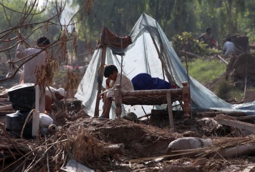 Στα κεντρικά και νότια του Πακιστάν μετακινούνται οι πλημμύρες