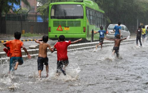 Δεκαεπτά παιδιά σκοτώθηκαν από κατάρρευση σχολείου στην Ινδία