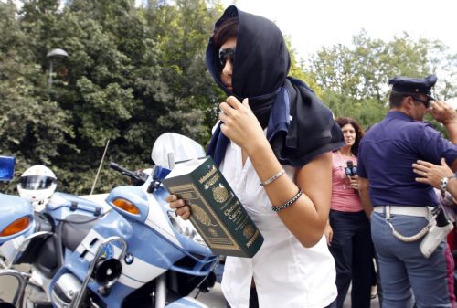 Εξοργίζει το «κήρυγμα» Καντάφι στις Ιταλίδες για το Ισλάμ