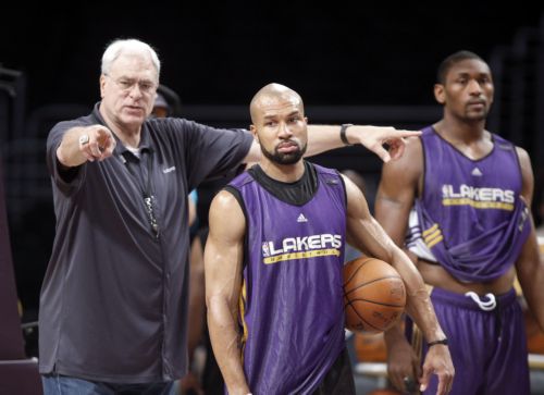 Πάει για το… 12ο ο Φιλ Τζάκσον, που ανανέωσε τη συνεργασία του με τους Λέικερς