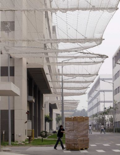 Δίχτυα τοποθέτησε η Foxconn για να αποτρέψει τις αυτοκτονίες των εργατών της