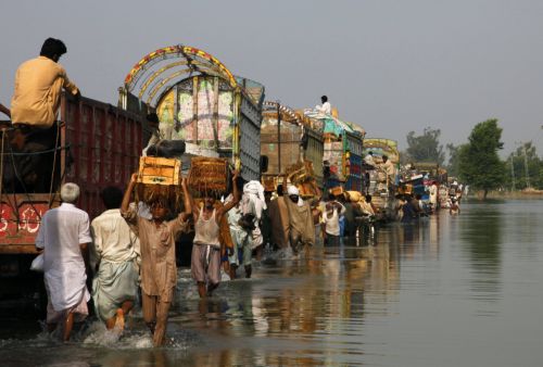 Άρον-άρον εγκαταλείπουν τις εστίες τους χιλιάδες κάτοικοι του Πακιστάν