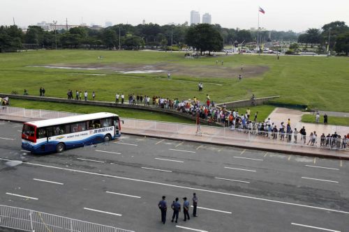 Στο μάτι του κυκλώνα οι Φιλιππίνες με αφορμή την τραγική κατάληξη της πειρατείας σε λεωφορείο
