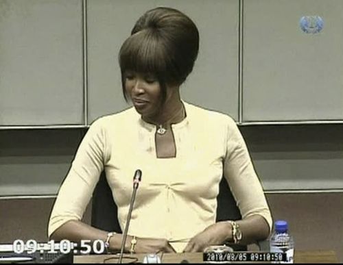 Παραδέχτηκε ότι έλαβε ως δώρο ένα σακουλάκι με διαμάντια η Ναόμι Κάμπελ