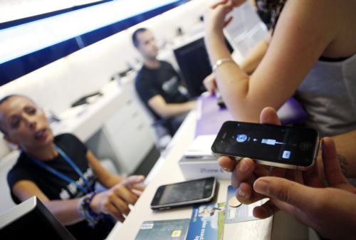 Στην ελληνική αγορά από την Παρασκευή το iPhone 4