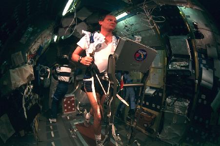 Αδύναμοι «σαν ογδοντάρηδες» επιστρέφουν οι αστροναύτες από τον ISS