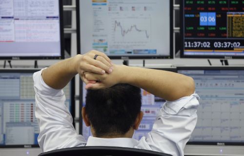 Στα ύψη, πάνω από τις 900 μονάδες, το spread του 10ετούς ελληνικού ομολόγου