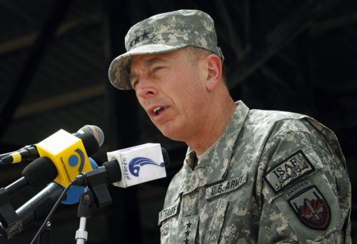 Αμφισβητεί ο Πετρέους την ημερομηνία αποχώρησης των ΗΠΑ από το Αφγανιστάν