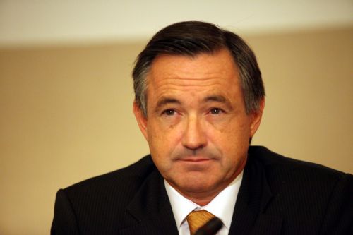 Εντυπωσιασμένος από την πρόοδο των αλλαγών δηλώνει ο «σκληρός» της τρόικας Σ.Ντερούζ