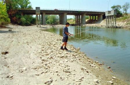 Εκτεταμένη μόλυνση του Πηνειού σε περιοχή λίγο έξω από τη Λάρισα
