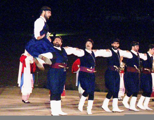 Στο ρυθμό του πεντοζάλη 200 χιλιάδες χορευτές στο Βόρειο Οδικό Άξονα της Κρήτης