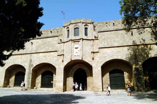 Συγκρατημένη αισιοδοξία για την πορεία του τουρισμού παρά τη μείωση της κίνησης