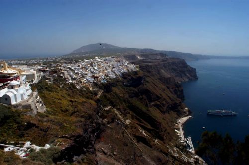 Αναγκαστική προσγείωση δικινητήριου αεροσκάφους στη Σαντορίνη