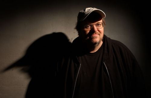 Στο πλευρό του στρατιώτη που έδωσε στοιχεία στο WikiLeaks ο Μάικλ Μουρ