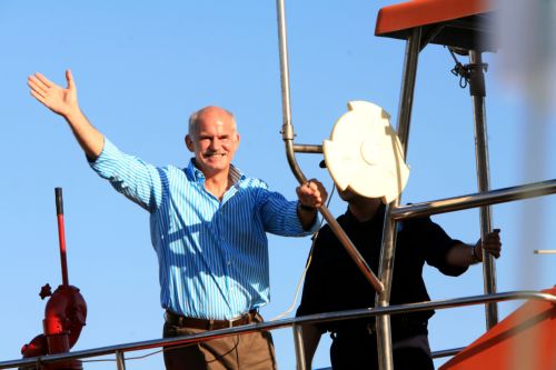 Τις βαλίτσες τους για παραλία ετοιμάζουν και οι πολιτικοί