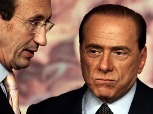 Αποφεύγουν άμεση σύγκρουση με Μπερλουσκόνι οι βουλευτές που στηρίζουν τον Τζ.Φίνι