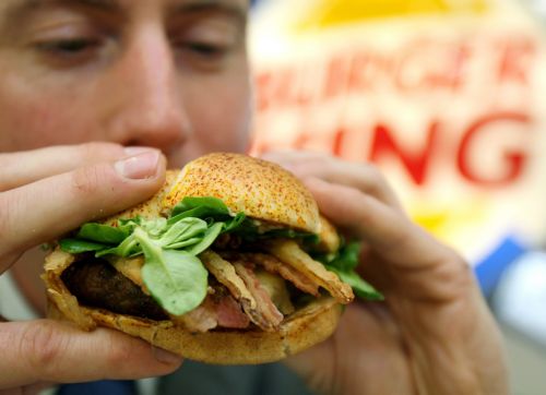 Τα εστιατόρια φαστ φουντ «θα έπρεπε να μοιράζουν φάρμακα για τη χοληστερόλη»