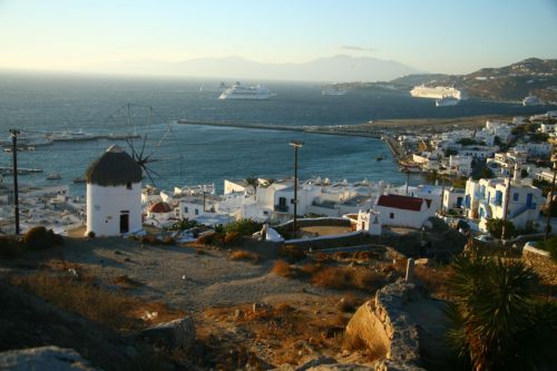 Άρχισαν κατασχέσεις ακινήτων οφειλετών του Δημοσίου σε Μύκονο και Σαντορίνη